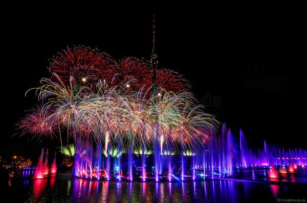 Eröffnungsshow Circle of Light 2017 in Moskau mit Wassershow, Flammeneffekten und Feuerwerk am Fernsehturm Ostankino