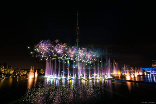 Eröffnungsshow Circle of Light 2017 in Moskau mit Wassershow, Flammeneffekten und Feuerwerk am Fernsehturm Ostankino