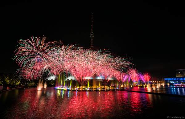 Eröffnungsshow Circle of Light 2017 in Moskau mit Wassershow, Flammeneffekten und Feuerwerk am Fernsehturm Ostankino