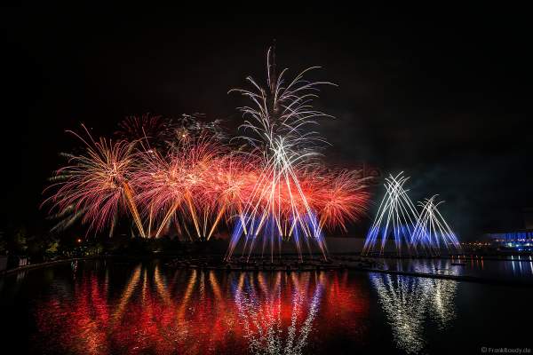 Eröffnungsshow Circle of Light 2017 in Moskau mit Wassershow, Flammeneffekten und Feuerwerk am Fernsehturm Ostankino