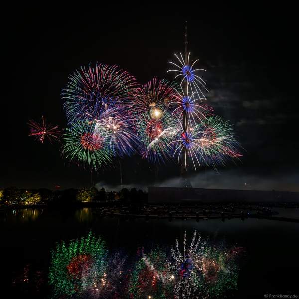 Eröffnungsshow Circle of Light 2017 in Moskau mit Wassershow, Flammeneffekten und Feuerwerk am Fernsehturm Ostankino
