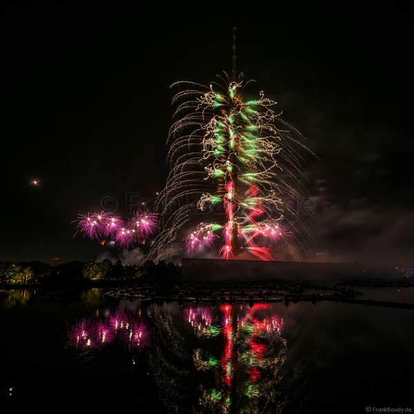 Eröffnungsshow Circle of Light 2017 in Moskau mit Wassershow, Flammeneffekten und Feuerwerk am Fernsehturm Ostankino