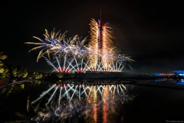 Eröffnungsshow Circle of Light 2017 in Moskau mit Wassershow, Flammeneffekten und Feuerwerk am Fernsehturm Ostankino