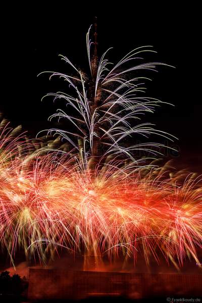 Eröffnungsshow Circle of Light 2017 in Moskau mit Wassershow, Flammeneffekten und Feuerwerk am Fernsehturm Ostankino