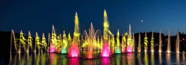 Wassershow im Zarizyno-Park in Moskau bei Circle of Light 2017 - Water Fountain Show Tsaritsyno Park Moscow