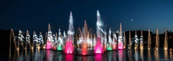 Wassershow im Zarizyno-Park in Moskau bei Circle of Light 2017 - Water Fountain Show Tsaritsyno Park Moscow