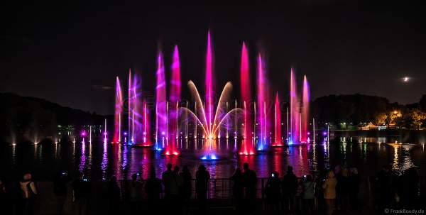 Wassershow im Zarizyno-Park in Moskau bei Circle of Light 2017 - Water Fountain Show Tsaritsyno Park Moscow