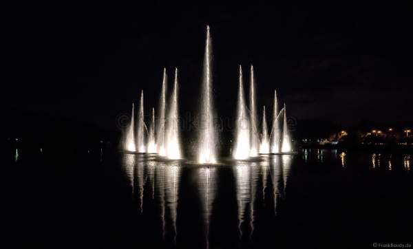 Wassershow im Zarizyno-Park in Moskau bei Circle of Light 2017 - Water Fountain Show Tsaritsyno Park Moscow