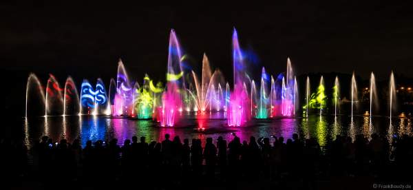 Wassershow im Zarizyno-Park in Moskau bei Circle of Light 2017 - Water Fountain Show Tsaritsyno Park Moscow