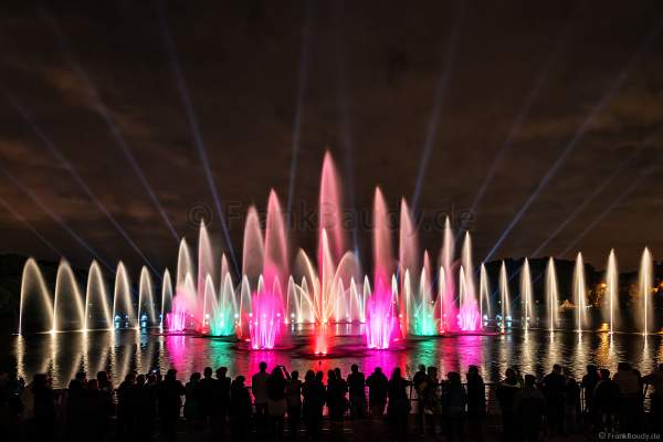 Wassershow im Zarizyno-Park in Moskau bei Circle of Light 2017 - Water Fountain Show Tsaritsyno Park Moscow