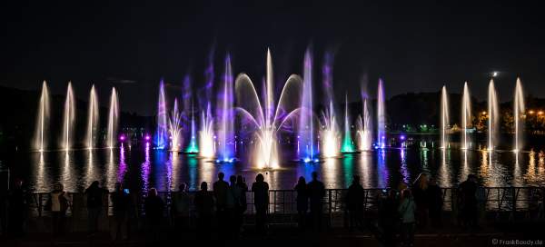 Wassershow im Zarizyno-Park in Moskau bei Circle of Light 2017 - Water Fountain Show Tsaritsyno Park Moscow