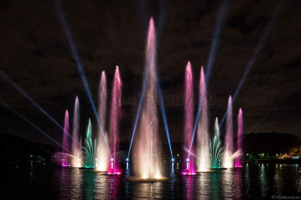 Wassershow im Zarizyno-Park in Moskau bei Circle of Light 2017 - Water Fountain Show Tsaritsyno Park Moscow