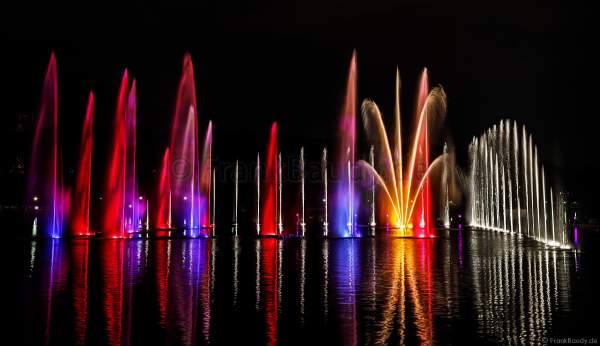 Wassershow im Zarizyno-Park in Moskau bei Circle of Light 2017 - Water Fountain Show Tsaritsyno Park Moscow