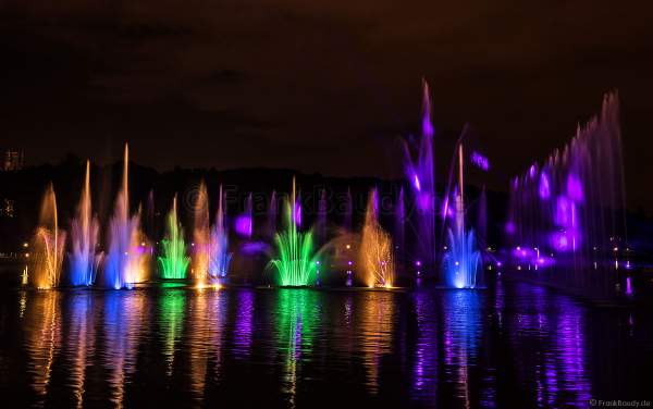 Wassershow im Zarizyno-Park in Moskau bei Circle of Light 2017 - Water Fountain Show Tsaritsyno Park Moscow