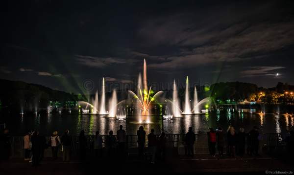 Wassershow im Zarizyno-Park in Moskau bei Circle of Light 2017 - Water Fountain Show Tsaritsyno Park Moscow