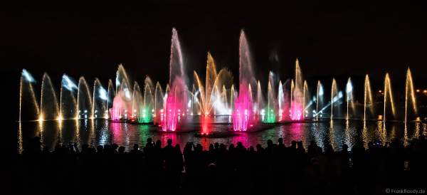 Wassershow im Zarizyno-Park in Moskau bei Circle of Light 2017 - Water Fountain Show Tsaritsyno Park Moscow