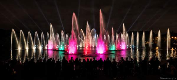Wassershow im Zarizyno-Park in Moskau bei Circle of Light 2017 - Water Fountain Show Tsaritsyno Park Moscow