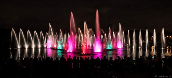 Wassershow im Zarizyno-Park in Moskau bei Circle of Light 2017 - Water Fountain Show Tsaritsyno Park Moscow