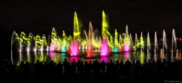 Wassershow im Zarizyno-Park in Moskau bei Circle of Light 2017 - Water Fountain Show Tsaritsyno Park Moscow