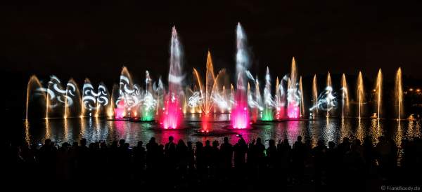 Wassershow im Zarizyno-Park in Moskau bei Circle of Light 2017 - Water Fountain Show Tsaritsyno Park Moscow