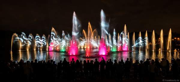 Wassershow im Zarizyno-Park in Moskau bei Circle of Light 2017 - Water Fountain Show Tsaritsyno Park Moscow