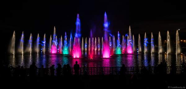 Wassershow im Zarizyno-Park in Moskau bei Circle of Light 2017 - Water Fountain Show Tsaritsyno Park Moscow