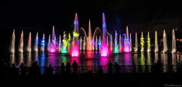 Wassershow im Zarizyno-Park in Moskau bei Circle of Light 2017 - Water Fountain Show Tsaritsyno Park Moscow