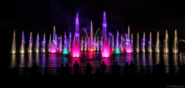 Wassershow im Zarizyno-Park in Moskau bei Circle of Light 2017 - Water Fountain Show Tsaritsyno Park Moscow