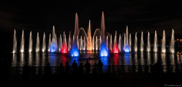 Wassershow im Zarizyno-Park in Moskau bei Circle of Light 2017 - Water Fountain Show Tsaritsyno Park Moscow