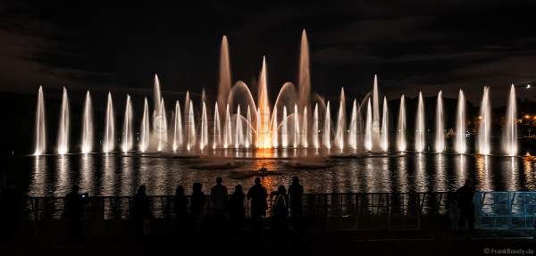 Wassershow im Zarizyno-Park in Moskau bei Circle of Light 2017 - Water Fountain Show Tsaritsyno Park Moscow