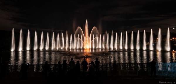 Wassershow im Zarizyno-Park in Moskau bei Circle of Light 2017 - Water Fountain Show Tsaritsyno Park Moscow