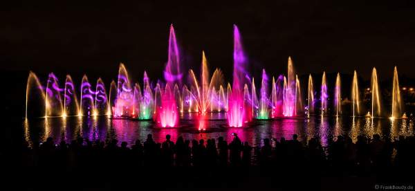 Wassershow im Zarizyno-Park in Moskau bei Circle of Light 2017 - Water Fountain Show Tsaritsyno Park Moscow