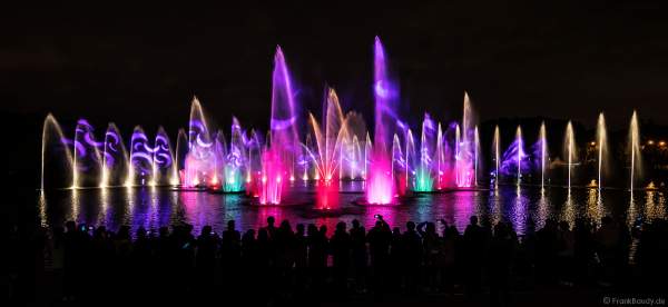 Wassershow im Zarizyno-Park in Moskau bei Circle of Light 2017 - Water Fountain Show Tsaritsyno Park Moscow