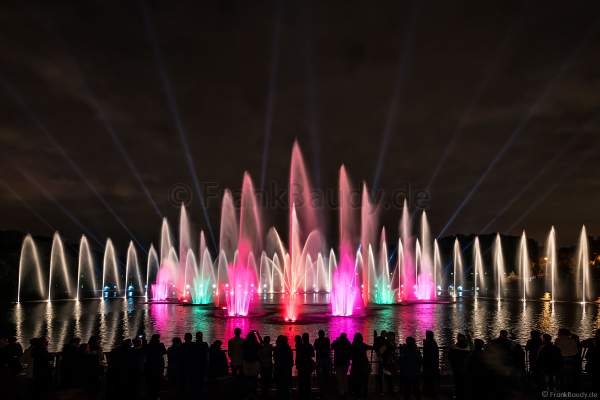 Wassershow im Zarizyno-Park in Moskau bei Circle of Light 2017 - Water Fountain Show Tsaritsyno Park Moscow