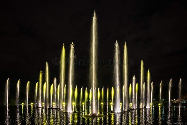 Wassershow im Zarizyno-Park in Moskau bei Circle of Light 2017 - Water Fountain Show Tsaritsyno Park Moscow