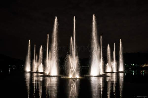 Wassershow im Zarizyno-Park in Moskau bei Circle of Light 2017 - Water Fountain Show Tsaritsyno Park Moscow