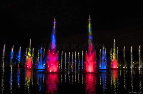 Wassershow im Zarizyno-Park in Moskau bei Circle of Light 2017 - Water Fountain Show Tsaritsyno Park Moscow