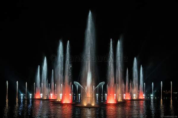 Wassershow im Zarizyno-Park in Moskau bei Circle of Light 2017 - Water Fountain Show Tsaritsyno Park Moscow