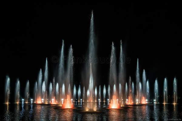 Wassershow im Zarizyno-Park in Moskau bei Circle of Light 2017 - Water Fountain Show Tsaritsyno Park Moscow