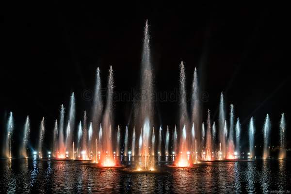 Wassershow im Zarizyno-Park in Moskau bei Circle of Light 2017 - Water Fountain Show Tsaritsyno Park Moscow
