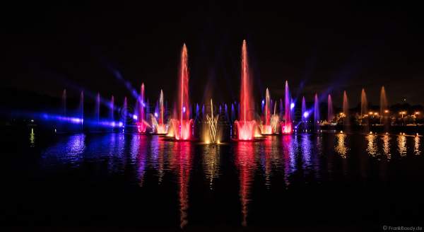 Wassershow im Zarizyno-Park in Moskau bei Circle of Light 2017 - Water Fountain Show Tsaritsyno Park Moscow
