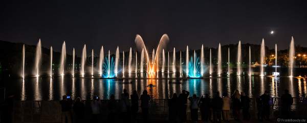 Wassershow im Zarizyno-Park in Moskau bei Circle of Light 2017 - Water Fountain Show Tsaritsyno Park Moscow