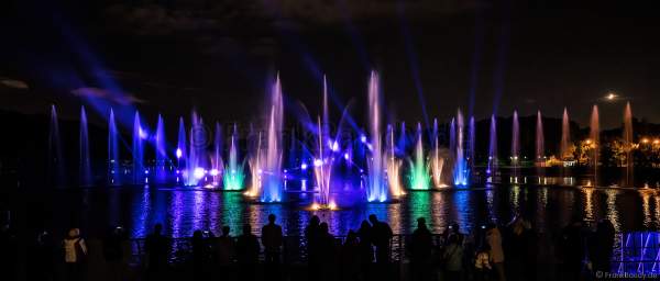 Wassershow im Zarizyno-Park in Moskau bei Circle of Light 2017 - Water Fountain Show Tsaritsyno Park Moscow