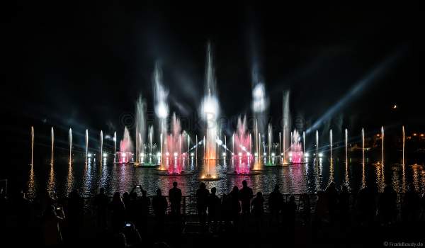Wassershow im Zarizyno-Park in Moskau bei Circle of Light 2017 - Water Fountain Show Tsaritsyno Park Moscow