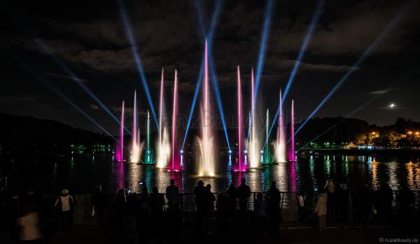 Wassershow im Zarizyno-Park in Moskau bei Circle of Light 2017 - Water Fountain Show Tsaritsyno Park Moscow