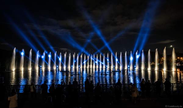 Wassershow im Zarizyno-Park in Moskau bei Circle of Light 2017 - Water Fountain Show Tsaritsyno Park Moscow