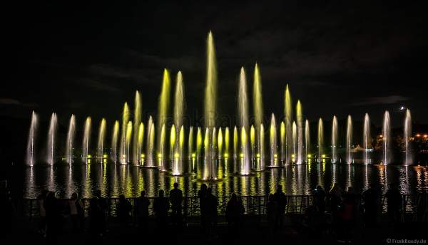 Wassershow im Zarizyno-Park in Moskau bei Circle of Light 2017 - Water Fountain Show Tsaritsyno Park Moscow