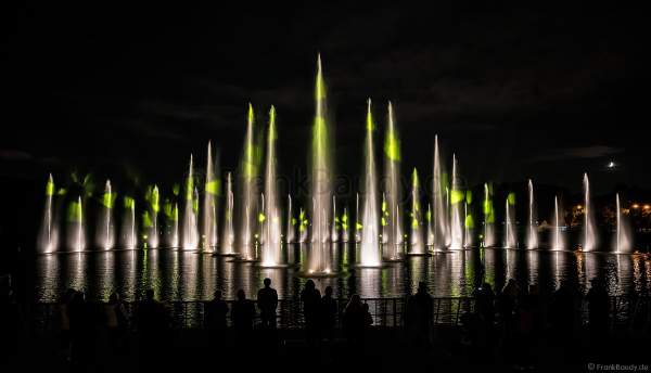 Wassershow im Zarizyno-Park in Moskau bei Circle of Light 2017 - Water Fountain Show Tsaritsyno Park Moscow