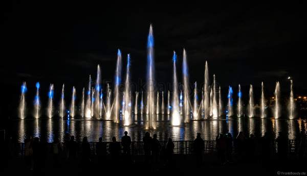 Wassershow im Zarizyno-Park in Moskau bei Circle of Light 2017 - Water Fountain Show Tsaritsyno Park Moscow