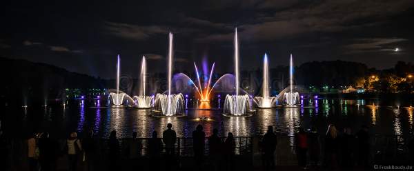 Wassershow im Zarizyno-Park in Moskau bei Circle of Light 2017 - Water Fountain Show Tsaritsyno Park Moscow